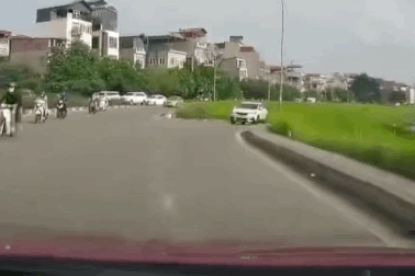 Nữ tài xế chặn đường, chửi xe đi đúng