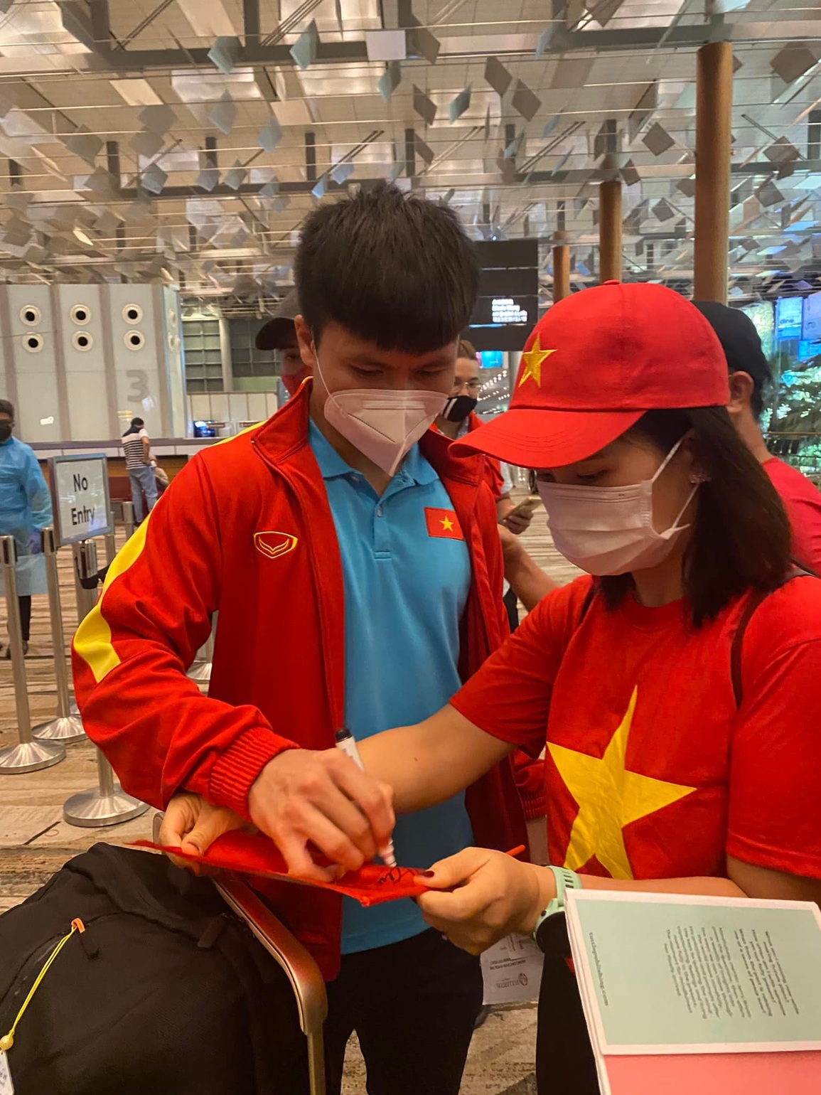 Người hâm mộ ra sân bay Singapore tiễn đội tuyển Việt Nam về nước - 4 Người hâm mộ ra sân bay Singapore tiễn đội tuyển Việt Nam về nước - 4