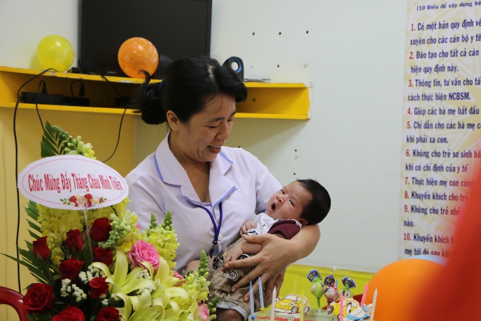 Lễ đầy tháng đặc biệt tại bệnh viện của bé trai bị mẹ bỏ rơi - 2 Lễ đầy tháng đặc biệt tại bệnh viện của bé trai bị mẹ bỏ rơi - 2