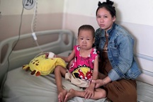 Vợ chồng thợ hồ nghèo lang bạt khắp nơi kiếm tiền cứu con nhỏ