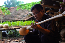Độc đáo cách chế tác đàn tính từ quả bầu của người Tày ở Cao Bằng