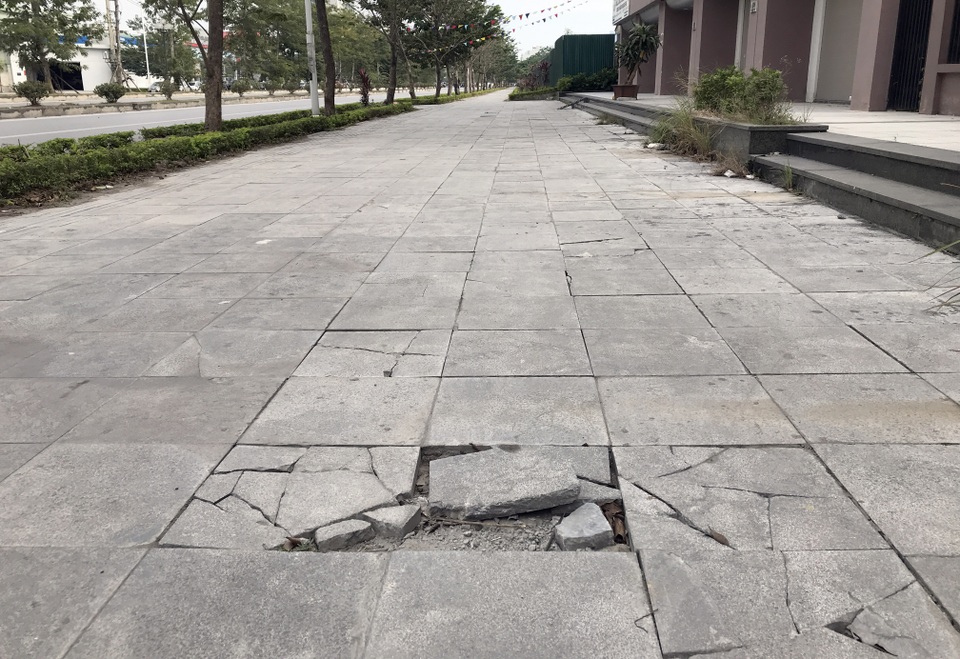 Cận cảnh vỉa hè lát đá bền trăm năm ở Hà Nội vỡ vụn, bong tróc - 9 Cận cảnh vỉa hè lát đá bền trăm năm ở Hà Nội vỡ vụn, bong tróc - 9