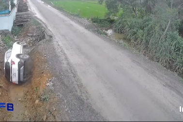 Tài xế xử lý khó hiểu khiến ô tô lao xuống mương nước ven đường