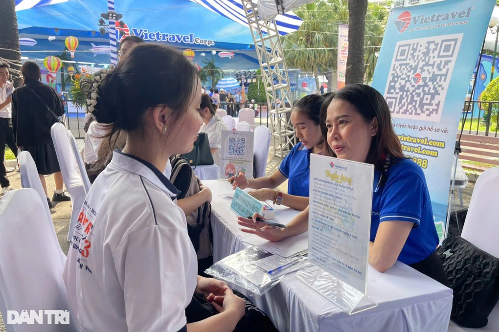 Doanh nghiệp tuyển gần 40.000 lao động, lương lên đến 20 triệu đồng/tháng - 2 Doanh nghiệp tuyển gần 40.000 lao động, lương lên đến 20 triệu đồng/tháng - 2