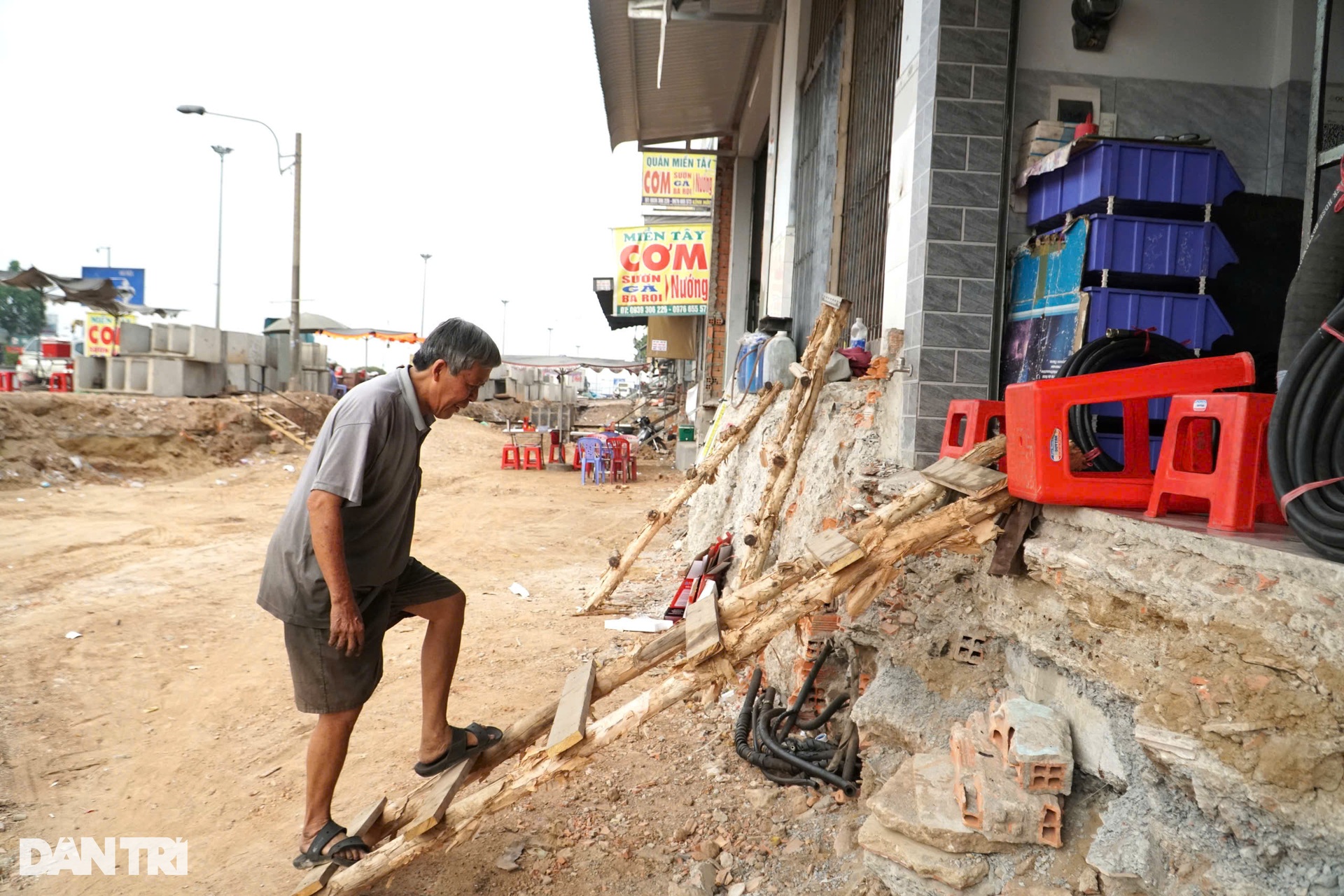 Hàng chục hộ dân phải bắc thang leo vào nhà ở công trình Vành đai 3 TPHCM - 8 Hàng chục hộ dân phải bắc thang leo vào nhà ở công trình Vành đai 3 TPHCM - 8