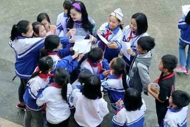 Hoa Hậu vì cộng đồng Trần Huyền Nhung tới thăm và tặng quà cho học sinh nghèo trường THCS Phạm Đôn Lễ