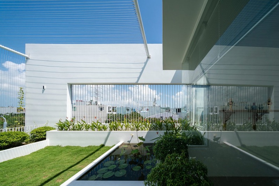 Ngôi nhà có không gian tự nhiên thư giãn cùng hồ cá bên trong - 12