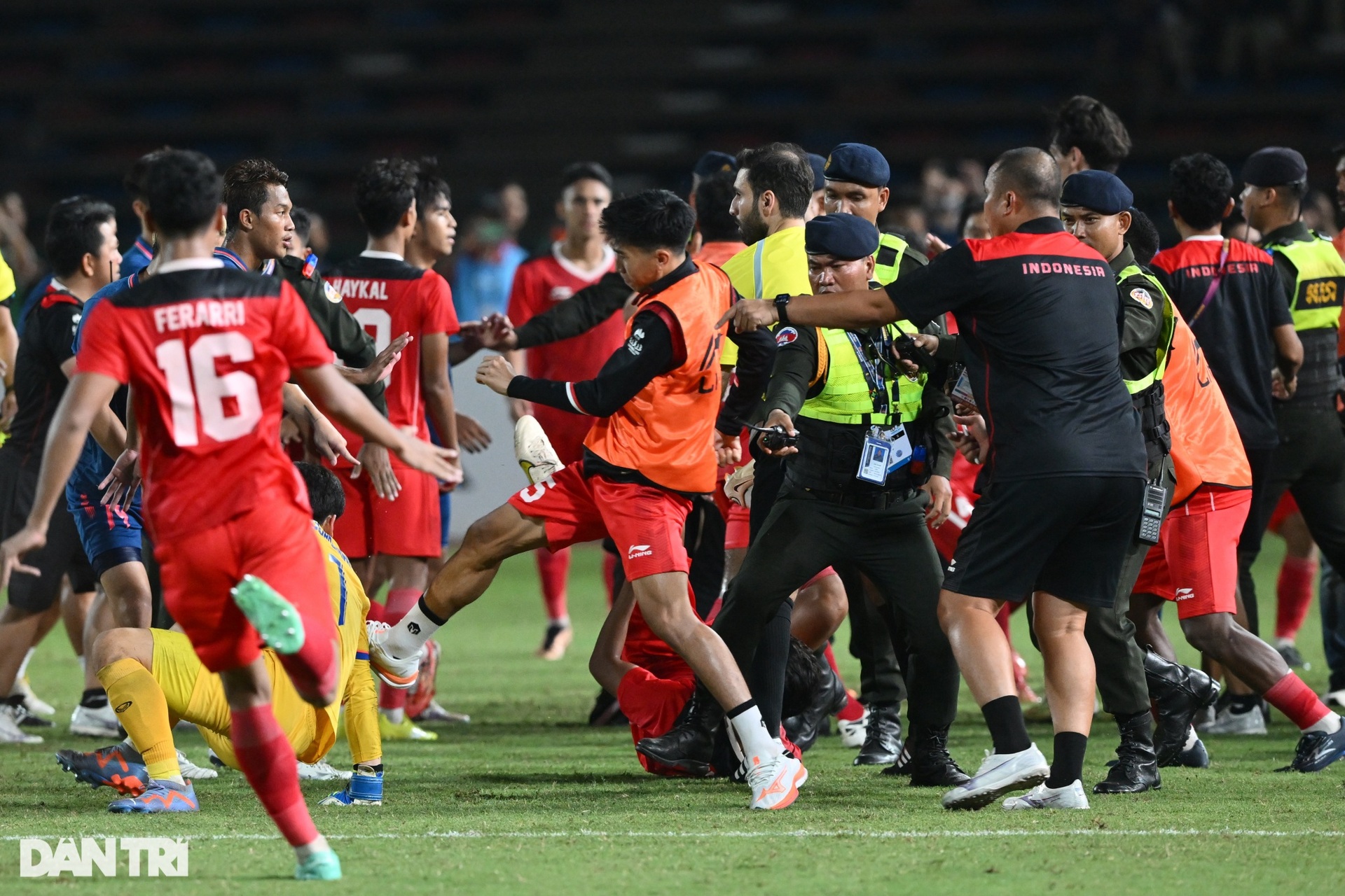 Toàn cảnh cuộc ẩu đả đáng xấu hổ trong trận chung kết bóng đá nam SEA Games - 14 Toàn cảnh cuộc ẩu đả đáng xấu hổ trong trận chung kết bóng đá nam SEA Games - 14
