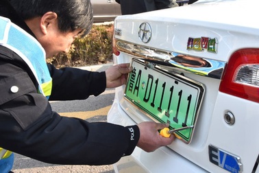 Kết hôn 28 lần trong 2 năm để buôn bán đăng ký xe ô tô