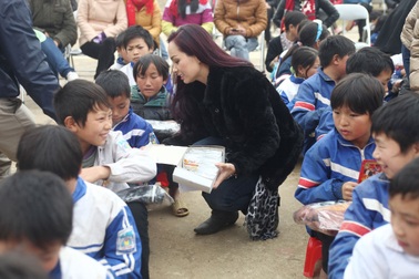 Chị em Thúy Hằng - Thúy Hạnh mang Tết đến cho trẻ vùng cao