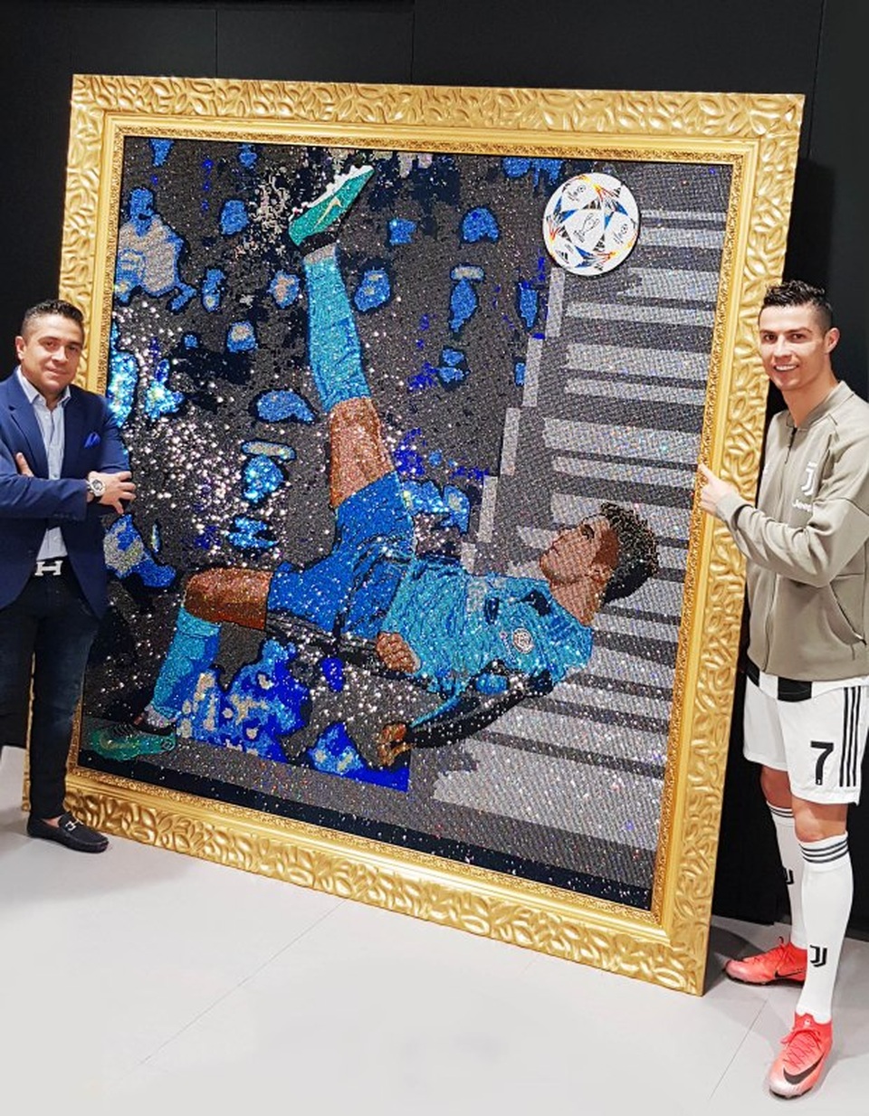 Không chịu “kém” Messi, C.Ronaldo chi cả triệu USD mua bức tranh - 2 Không chịu “kém” Messi, C.Ronaldo chi cả triệu USD mua bức tranh - 2