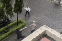 Phút giáp mặt kẻ nghi "ngáo đá", dùng dao đâm người ở chung cư tại Hà Nội
