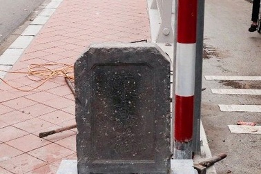 Dựng lại bia đá cổ cầu Đông Ba