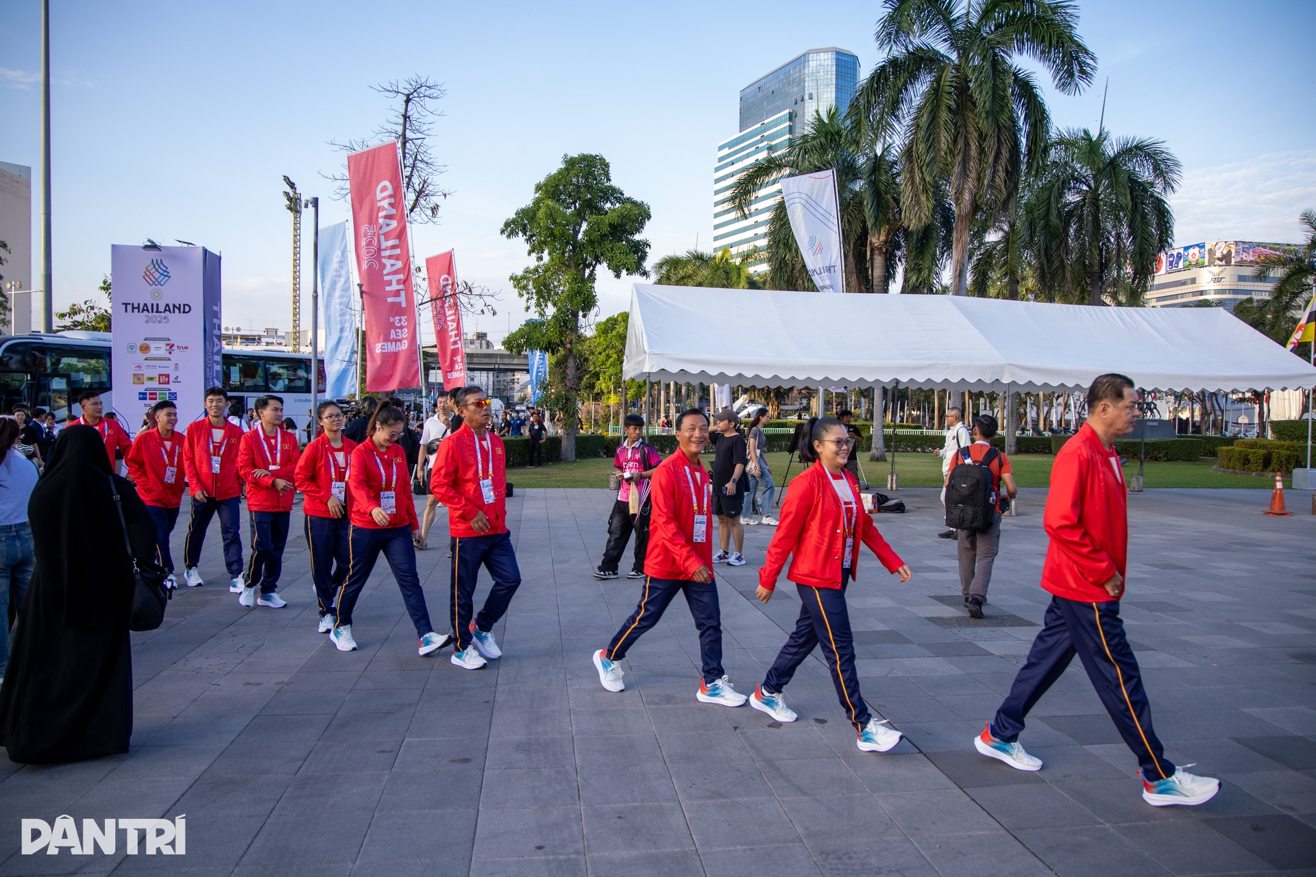 Δεκάδες χιλιάδες άνθρωποι συνέρρευσαν στο στάδιο Ρατζαμανγκάλα για να παρακολουθήσουν την τελετή έναρξης των 33ων Αγώνων SEA - Σεπτέμβριος Hàng vạn người đổ về sân Rajamangala dự lễ khai mạc SEA Games 33 - 9
