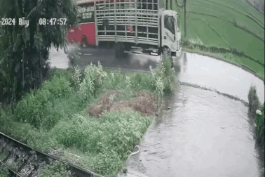 Cố vượt trên đường trơn, xe khách đổ kềnh xuống ruộng