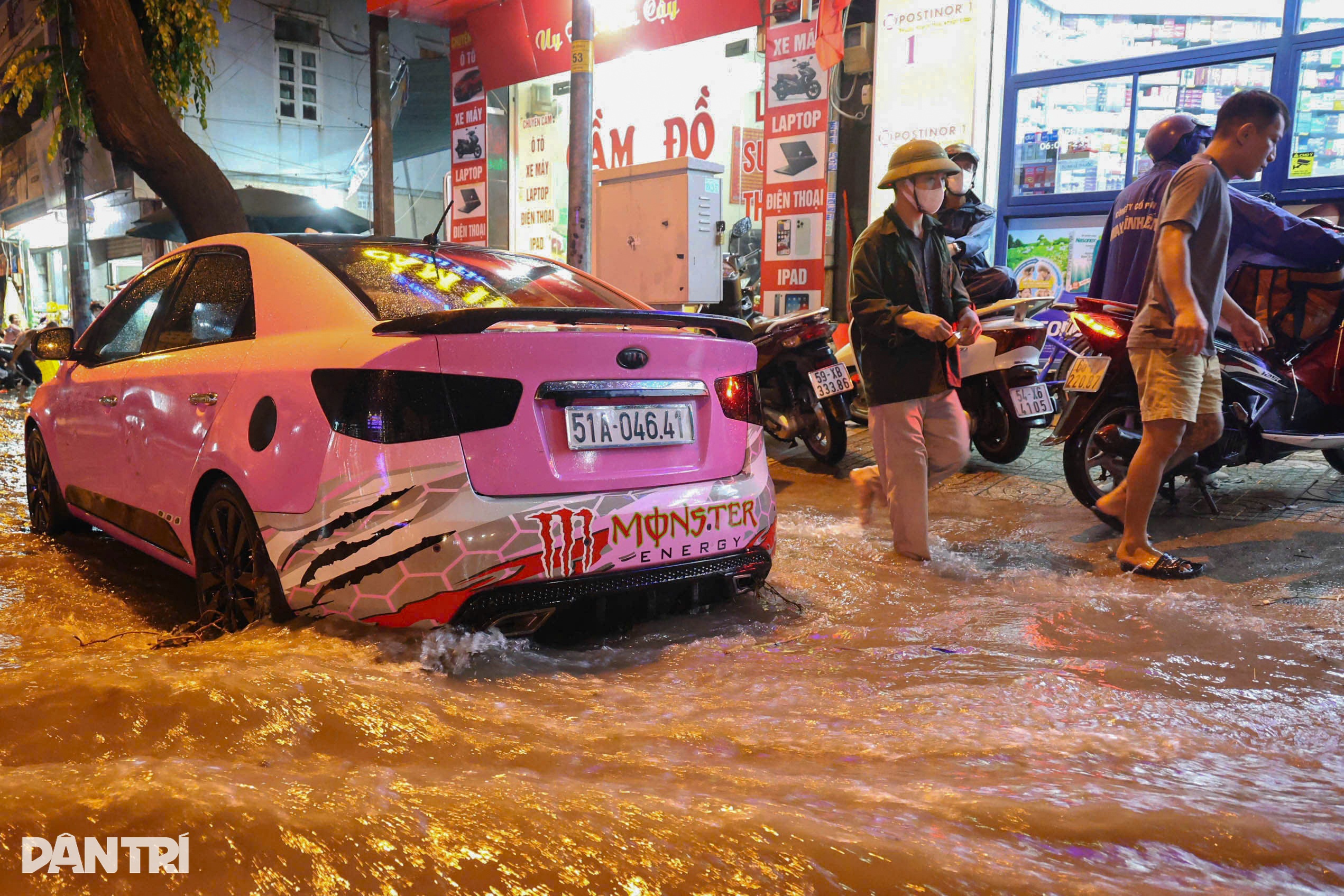 Mưa lớn, đường Phạm Văn Đồng kẹt xe kéo dài hơn 3km - 10