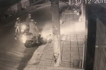 Người phụ nữ bị xịt hơi cay cướp xe máy lúc rạng sáng