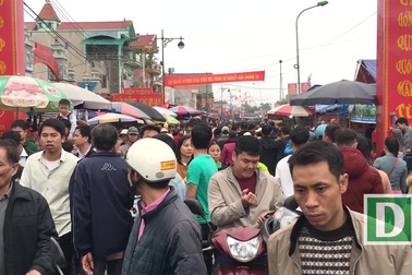 Hàng vạn người đổ về phiên chợ "mua may bán rủi" ở Nam Định