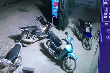 Trưởng Công an xã nổ súng giải tán đám đông