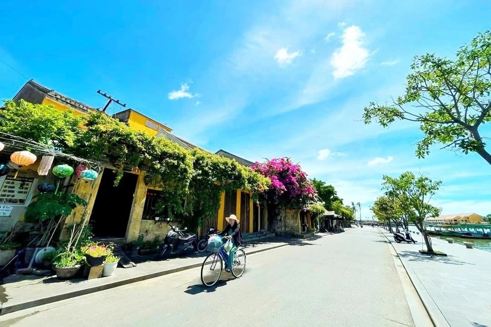 Hình ảnh phố cổ Hội An ngày đầu nới lỏng giãn cách xã hội - 1 Hình ảnh phố cổ Hội An ngày đầu nới lỏng giãn cách xã hội - 1