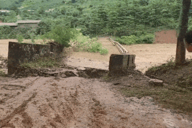 Nước lũ cuồn cuộn, cuốn trôi cây cầu kiên cố ở Sơn La