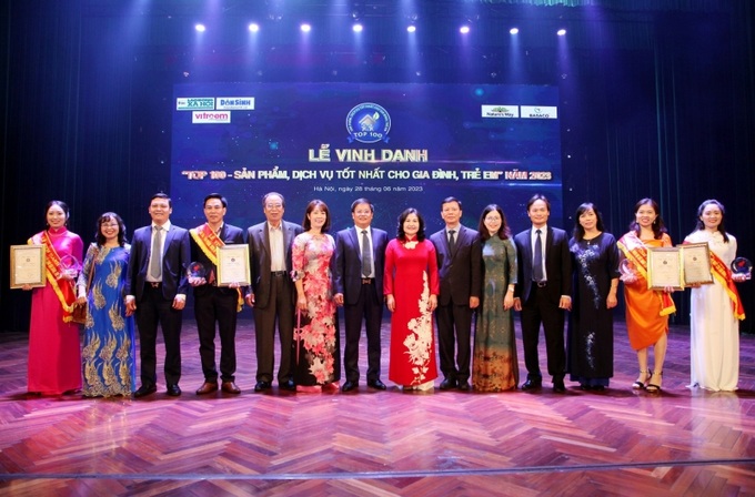 Các đại biểu và Ban Tổ chức chương trình.
