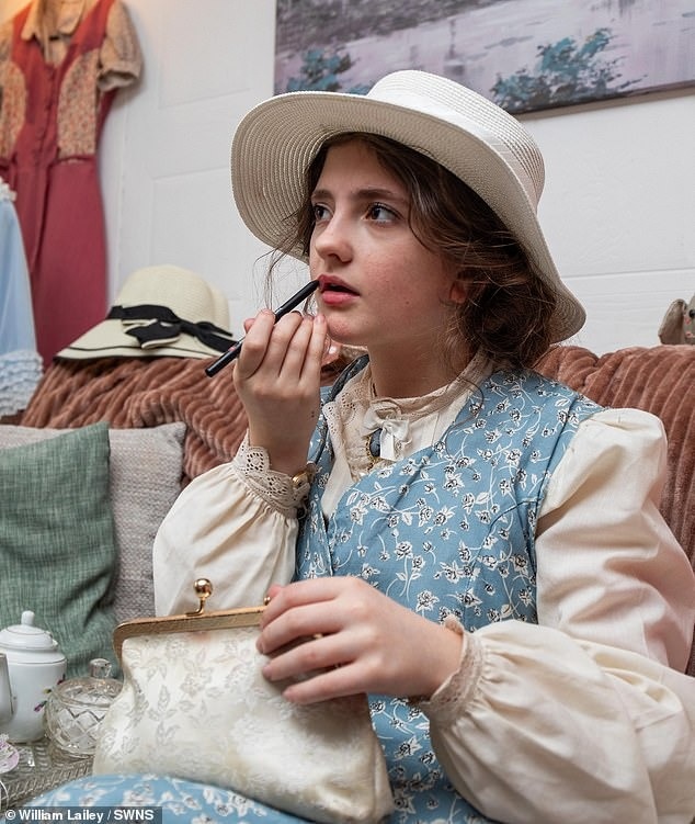 View - Cô bé ăn vận "như bà già" đi học, bất chấp việc bị bạn bè trêu chọc | Báo Dân trí