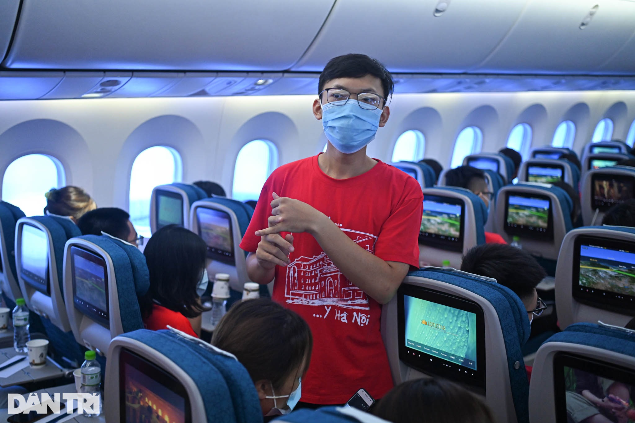 Chuyến bay đầu đời và quyết tâm chống dịch của sinh viên Đại học Y Hà Nội - 13 Chuyến bay đầu đời và quyết tâm chống dịch của sinh viên Đại học Y Hà Nội - 13