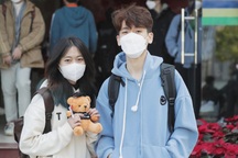 Hiệu trưởng tặng gấu cho sinh viên ngày Valentine - ngày trở lại trường