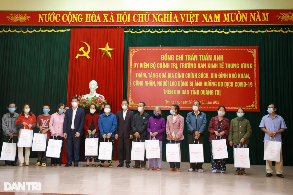 Trưởng Ban Kinh tế Trung ương tặng quà Tết gia đình chính sách, công nhân - 4 Trưởng Ban Kinh tế Trung ương tặng quà Tết gia đình chính sách, công nhân - 4