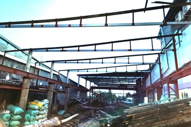 Giông lốc thổi tốc mái hàng trăm căn nhà