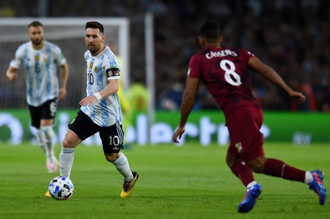 Vượt qua sức ép khủng khiếp, Messi ghi bàn giúp Argentina thắng đậm - 2