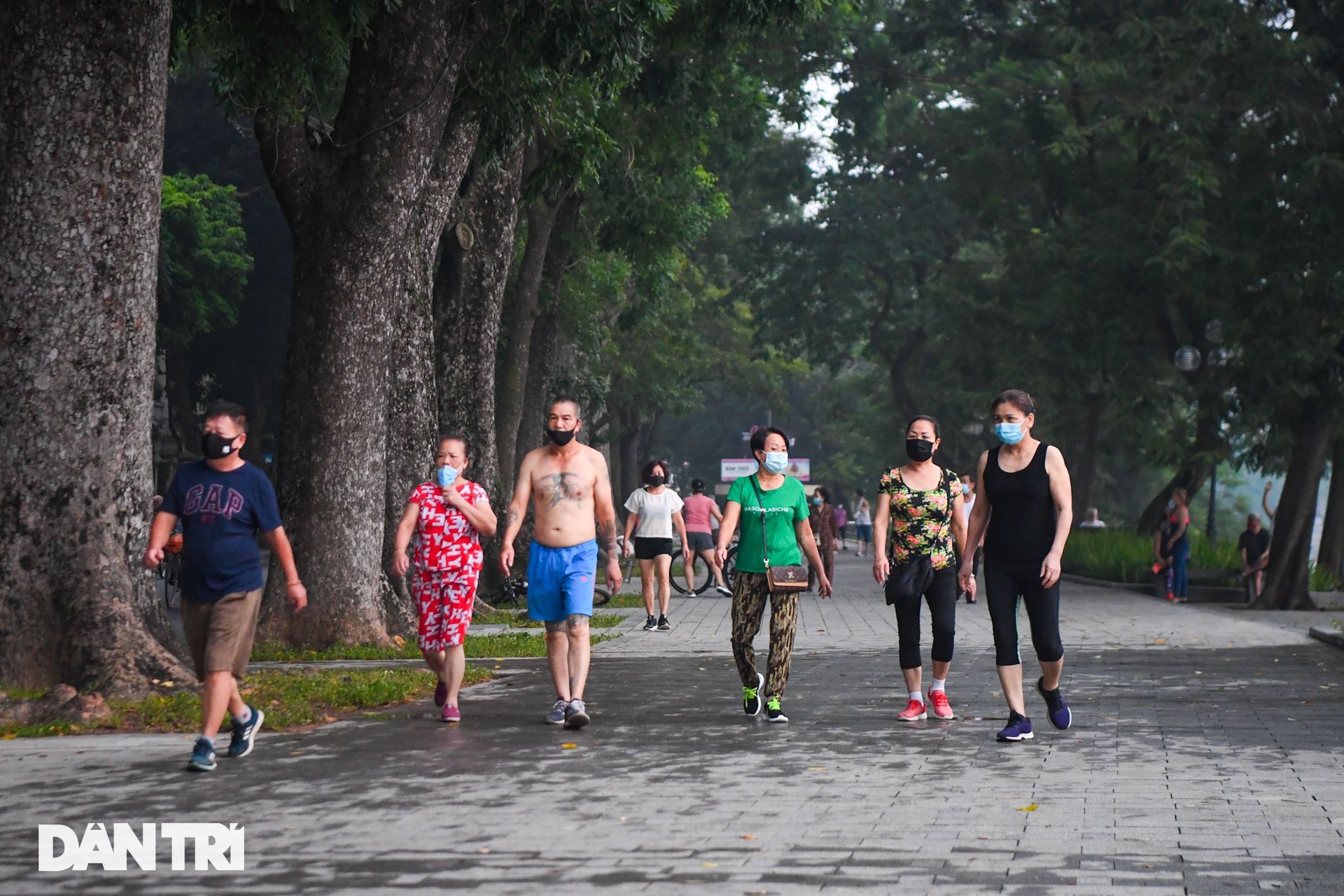Sau nới lỏng, người dân Hà Nội đổ ra đường tập thể dục từ tờ mờ sáng - 15 Sau nới lỏng, người dân Hà Nội đổ ra đường tập thể dục từ tờ mờ sáng - 15