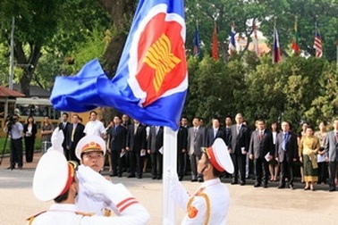 Lễ kéo cờ ASEAN và Quốc kỳ Việt Nam 
