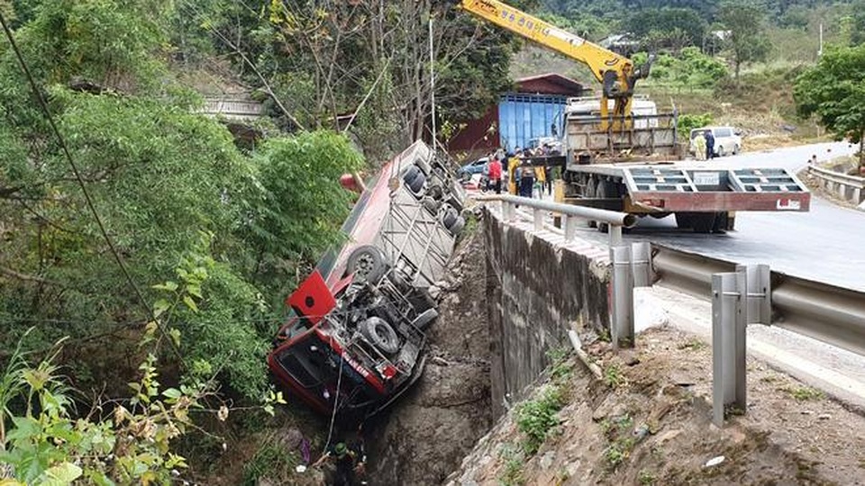 Xe chở học viên lớp chính trị bị lật, 4 người bị thương - 1 Xe chở học viên lớp chính trị bị lật, 4 người bị thương - 1