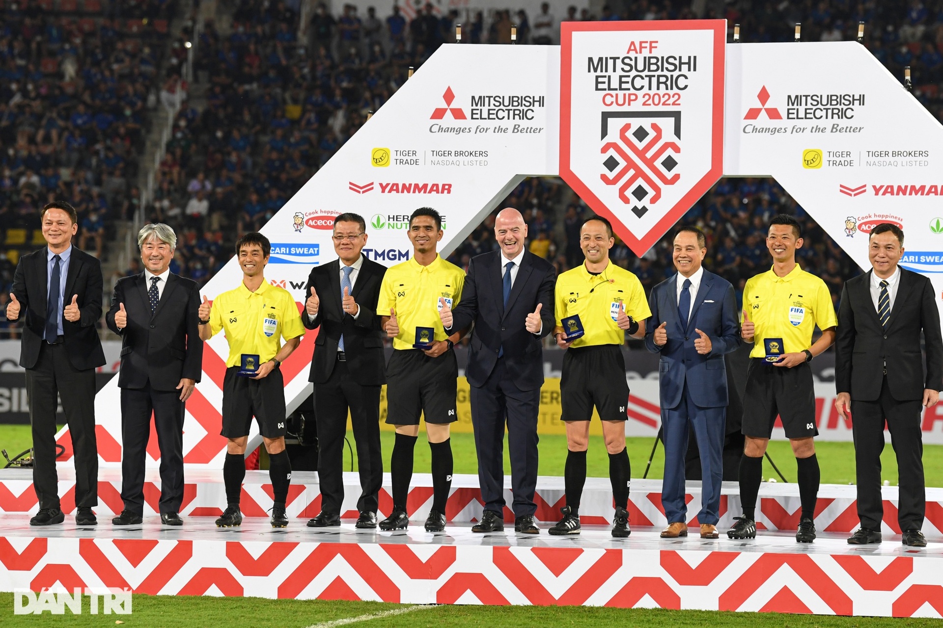 Chủ tịch FIFA nắm tay Hùng Dũng, trao cúp cho đội vô địch AFF Cup - 8 Chủ tịch FIFA nắm tay Hùng Dũng, trao cúp cho đội vô địch AFF Cup - 8