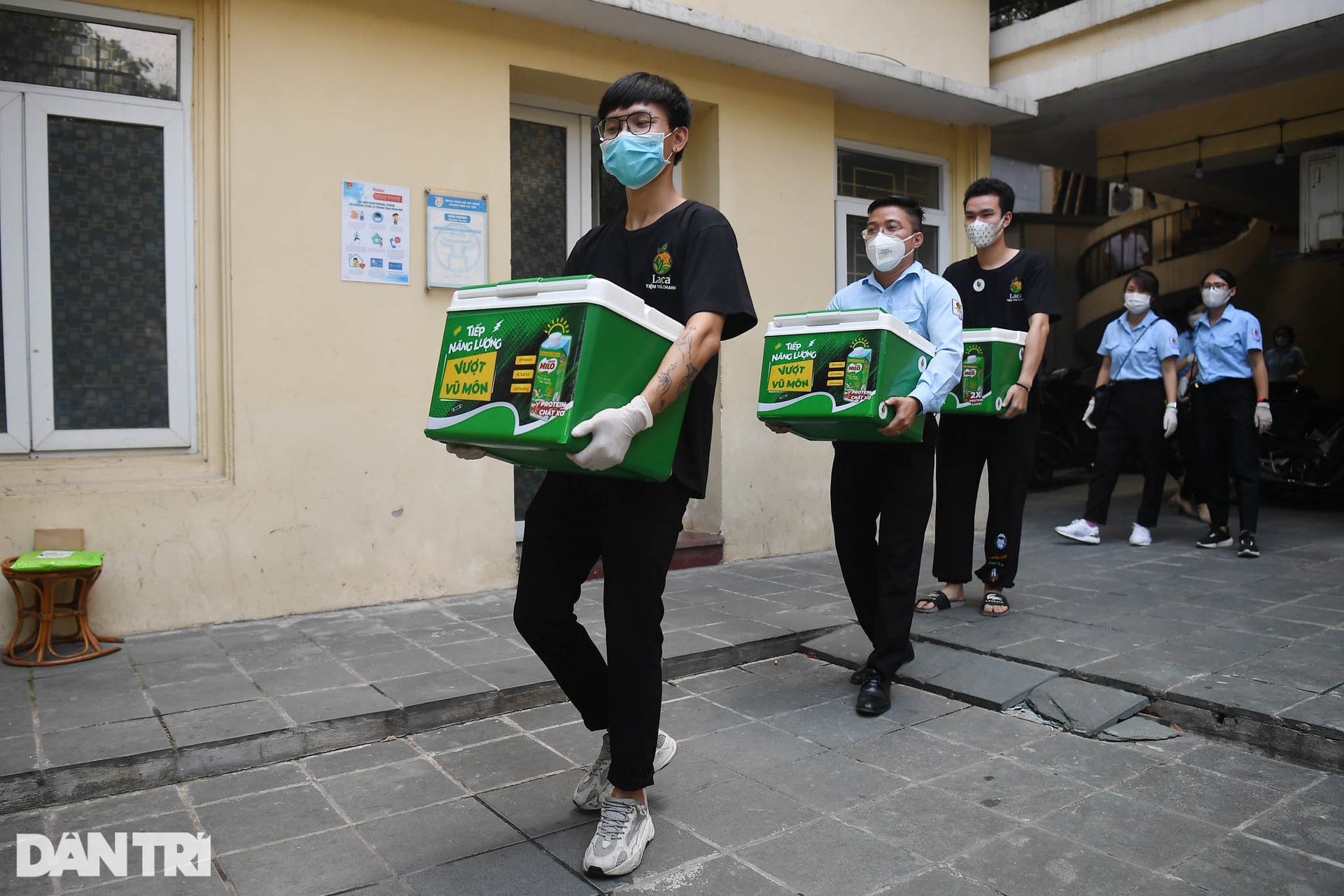 Chiến sĩ công an chống dịch bất ngờ nhận quà đặc biệt từ thanh niên Thủ đô - 7 Chiến sĩ công an chống dịch bất ngờ nhận quà đặc biệt từ thanh niên Thủ đô - 7