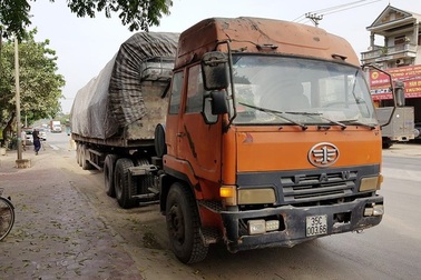 CSGT “bắt tại trận” xe quá tải 155%, tài xế gọi cứu viện bất thành