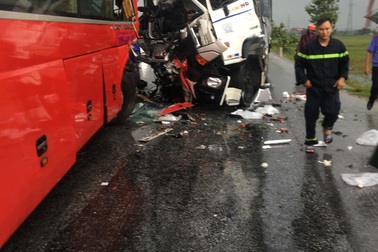 Xe tải đối đầu xe khách, 1 người tử vong, 10 người bị thương