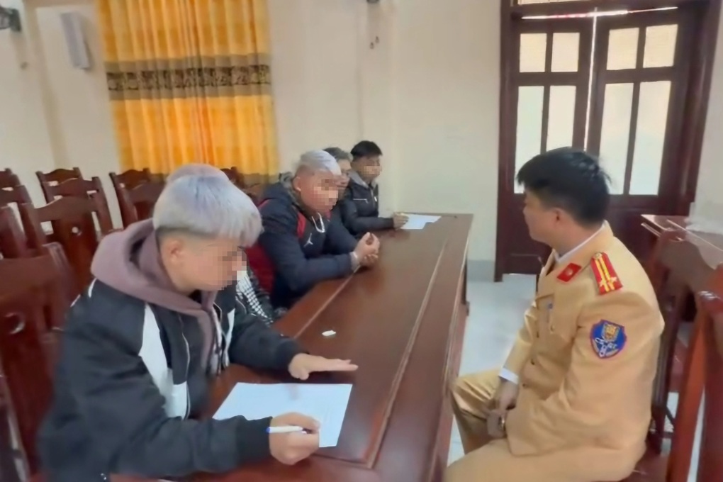 Nhóm thanh, thiếu niên lái xe máy vào cao tốc bị phạt hơn 121 triệu đồng - 1 Nhóm thanh, thiếu niên lái xe máy vào cao tốc bị phạt hơn 121 triệu đồng - 1
