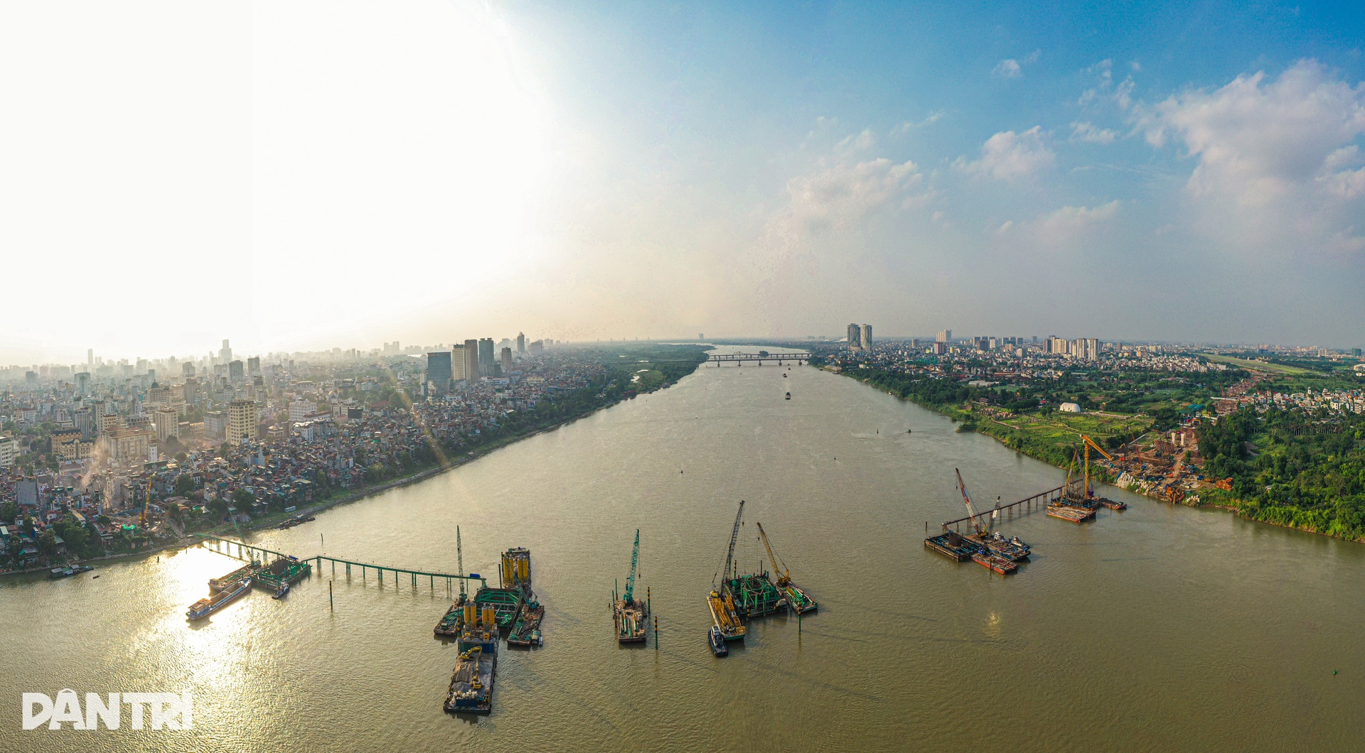 Xuyên đêm giải phóng mặt bằng, thi công cầu Trần Hưng Đạo - 1 Xuyên đêm giải phóng mặt bằng, thi công cầu Trần Hưng Đạo - 1
