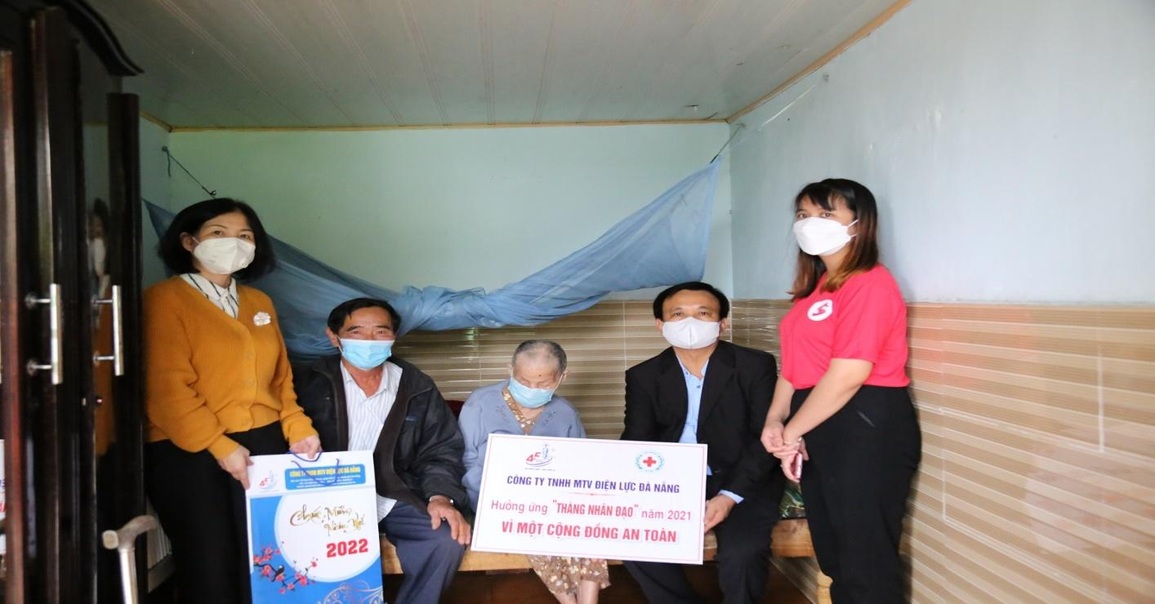 EVNCPC Đà Nẵng: Thăm, tặng quà 46 hộ khó khăn tại 5 xã của huyện Hòa Vang - 8 EVNCPC Đà Nẵng: Thăm, tặng quà 46 hộ khó khăn tại 5 xã của huyện Hòa Vang - 8