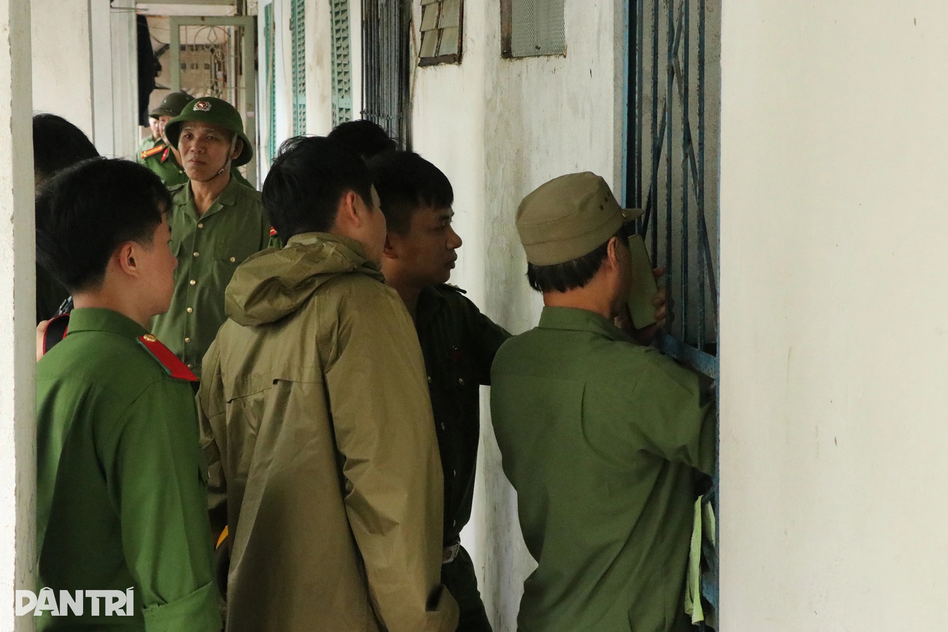 Công an gõ cửa từng nhà, vận động người dân đi sơ tán tránh bão Bualoi - 5 Công an gõ cửa từng nhà, vận động người dân đi sơ tán tránh bão Bualoi - 5