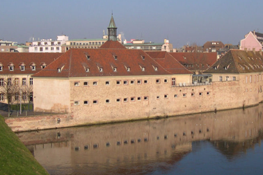 Trường học đào tạo "quan chức" nổi tiếng của Pháp bị đóng cửa