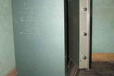 Chủ tiệm vàng bị “đục” két sắt, mất 13 cây vàng