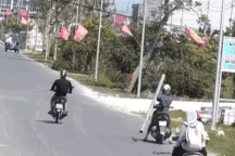 "Ngàn tim" cho hành động dễ thương của người phụ nữ đi xe máy