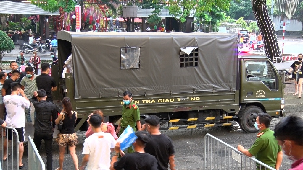 138 thanh niên thuê 16 phòng karaoke để chơi ma túy - 2