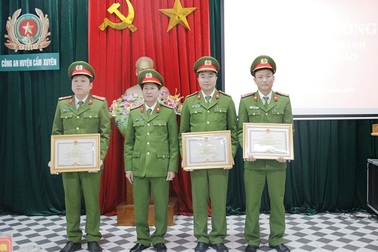 Trao thưởng ban chuyên án “đánh sập” đường dây buôn hơn 5 tạ pháo