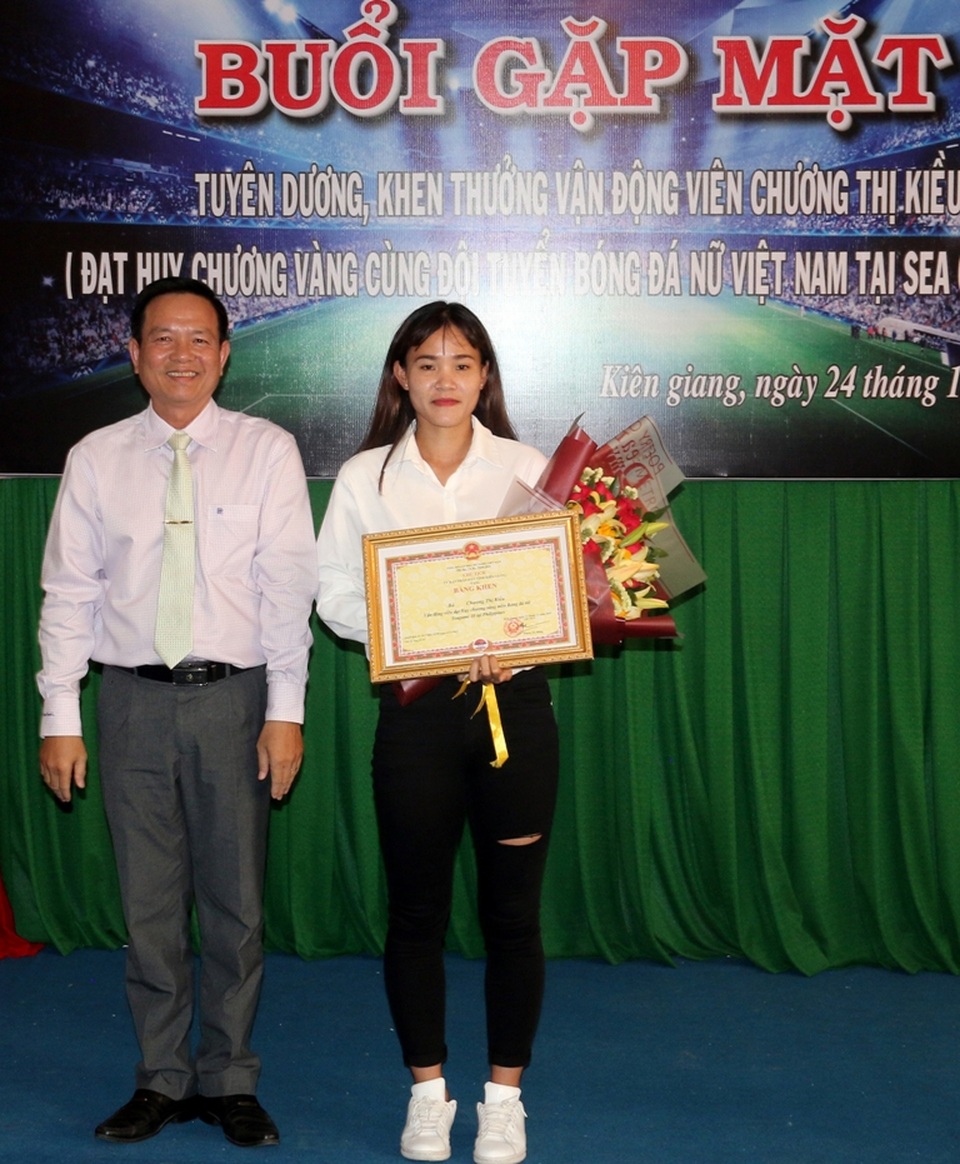 Tuyên dương, khen thưởng người hùng nữ tuyển thủ bóng đá Việt Nam - 1 Tuyên dương, khen thưởng người hùng nữ tuyển thủ bóng đá Việt Nam - 1
