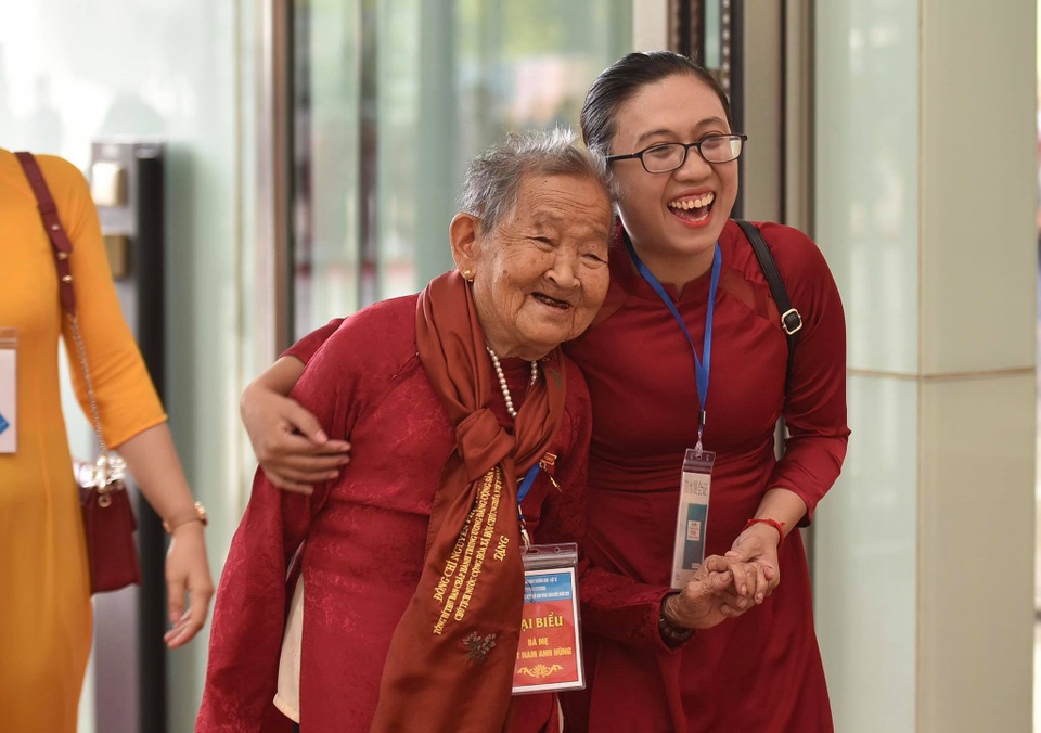 “Dân tộc tôi khi đứng dậy làm người là đứng theo dáng Mẹ!” - 15 “Dân tộc tôi khi đứng dậy làm người là đứng theo dáng Mẹ!” - 15